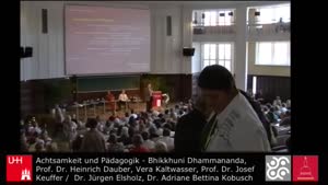 Thumbnail - Diskussionsrunde und Thema von Dr. Kaltwasser (Achtsamkeit in der Erziehung)
